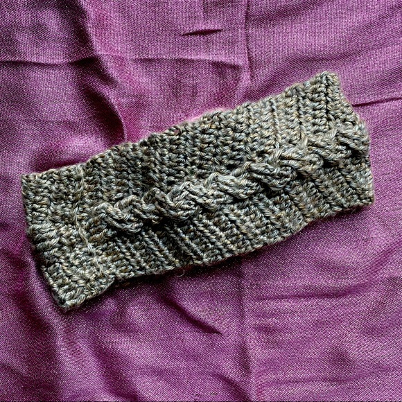 ⭐️🌸 HOST PICK! 🌸⭐️Hand crafted crochet head band with flower accent. New. - Picture 4 of 4